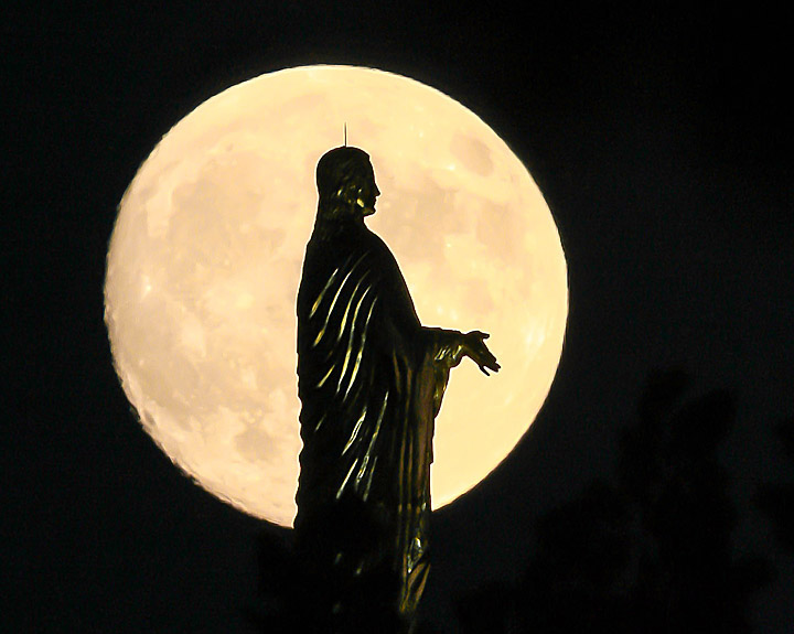Oct. 5, 2006; Mary statue and moon Photo by Matt Cashore