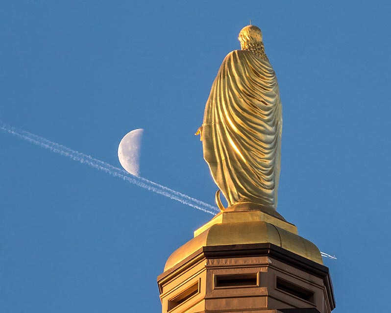 Jan. 13, 2015; A jet contrail passes behind the Mary Statue. (Photo by Matt Cashore/University of Notre Dame)
